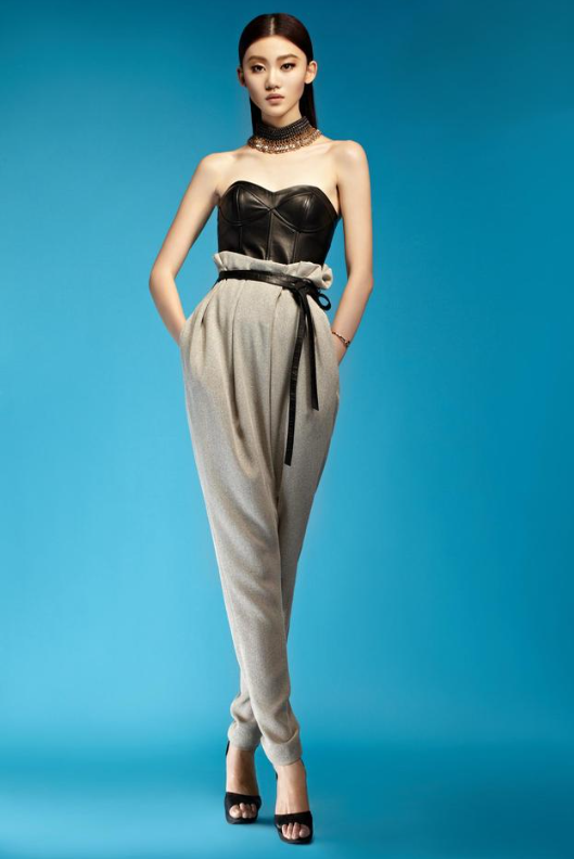 Easily change models' outfits with Stable Diffusion