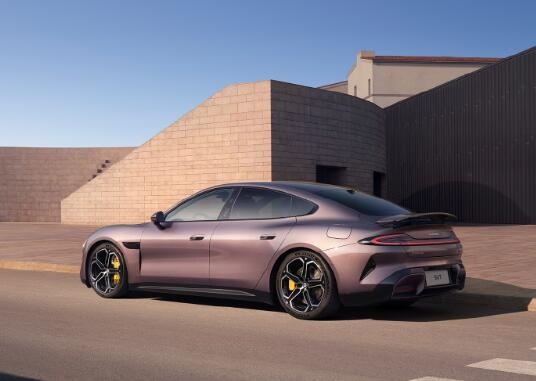 Xiaomi SU7 is equipped with AI big model: Xiao Ai can recognize the model of the car in front in seconds