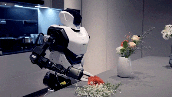 5dd1de6c-e10f-4560-a4a9-7186f9521184 海尔联合乐聚展出人形机器人“夸父”:支持洗衣、浇花等操作,搭载开源鸿蒙