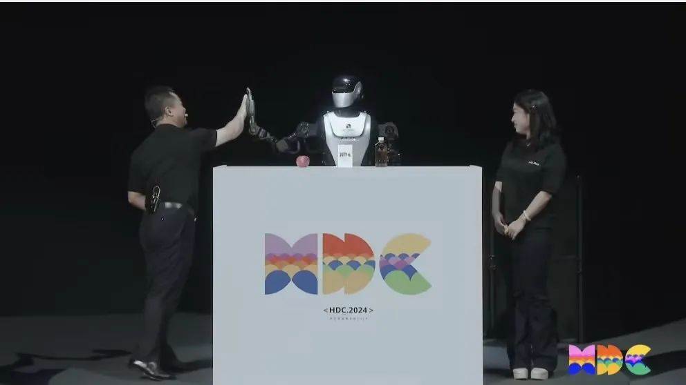 Leju Kuafu humanoid robot debuts at HDC 2024, equipped with Huawei Cloud Pangu embodied intelligent large model