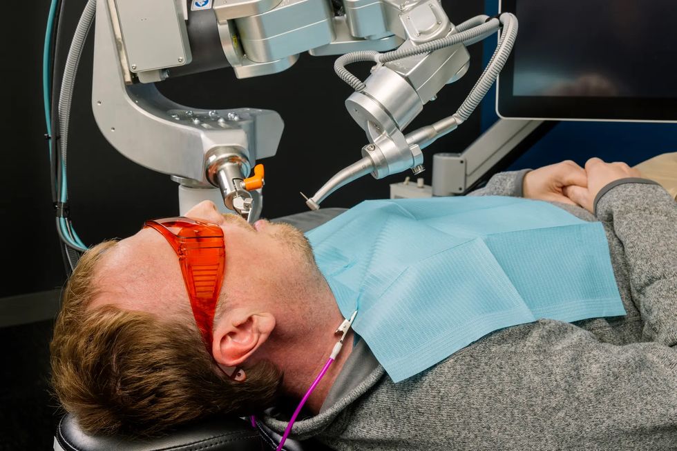 The world's first AI "dentist" takes over: preparing a crown in 15 minutes, 1/8 the time it takes a human dentist