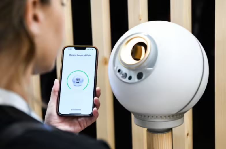 149f89cbj00ssw08l008fd000ls00egp 在 AI 时代如何证明你是人类,OpenAI 奥尔特曼推聊天应用 World 尝试虹膜识别