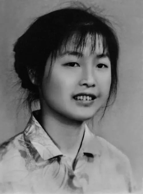 Deepseek retouching to color old photos, a sentence to make PS black and white photos back to color