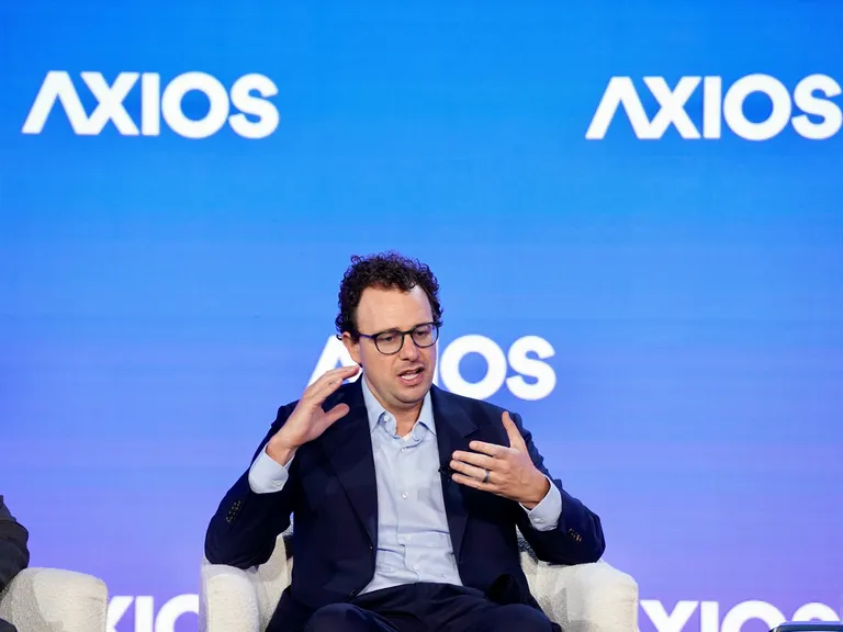 Claude, CEO, warns that AI accelerates the replacement of humans and that the semi-white-collar position is threatened with extinction for the next five years