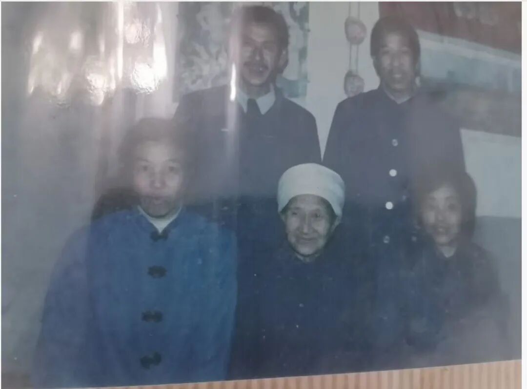 Nano Banana uses a tutorial to share a hint to restore old photos