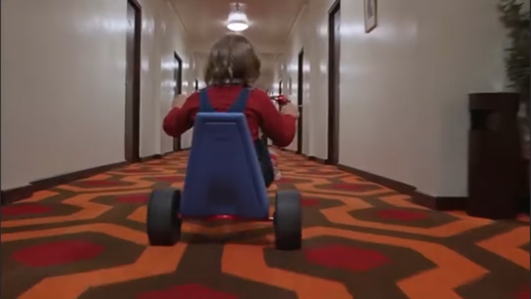 49ce36cfj00t25mui00c9d000u000gwp 如何用AI制作电影?15个专业级运镜,让你的AI视频秒变电影大片