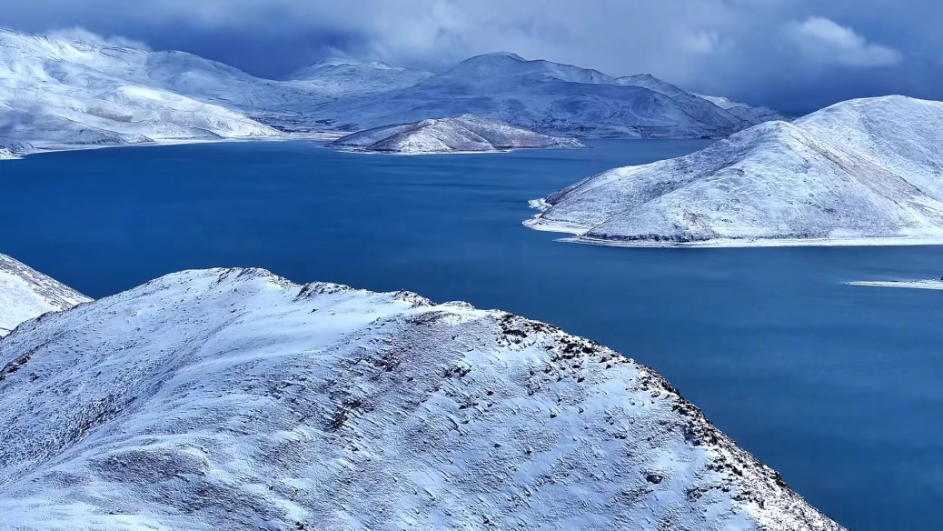 5846b15aj00t25mwc00rzd000su00g8p 如何用AI制作电影?15个专业级运镜,让你的AI视频秒变电影大片