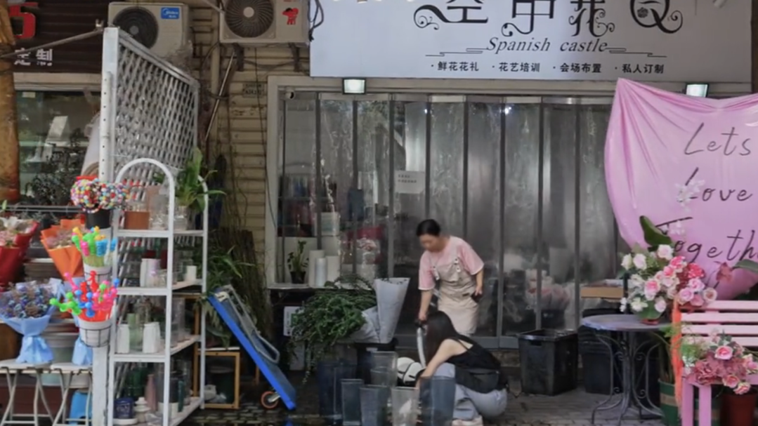 90a5eebfj00t25miq00rcd000tz00gvm 如何用AI制作电影?15个专业级运镜,让你的AI视频秒变电影大片