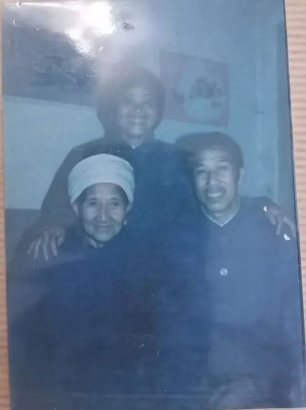 Nano Banana uses a tutorial to share a hint to restore old photos