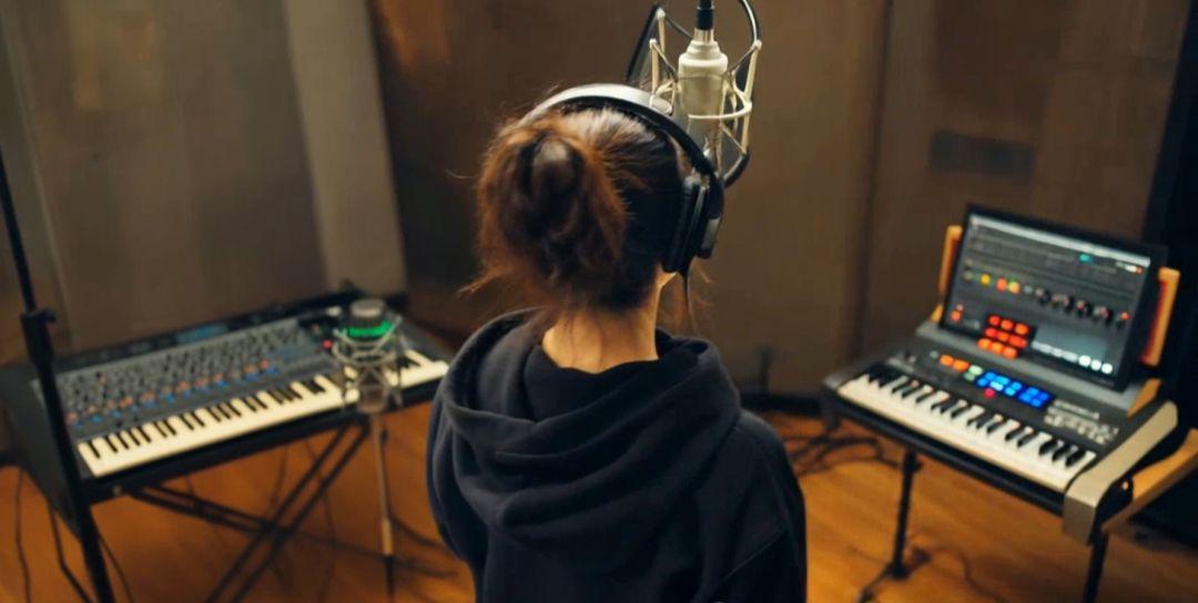 ce88592ej00t4ruym001hd000u000f4p AI改编爆款神曲,手把手教你制作音乐MV《没出息》