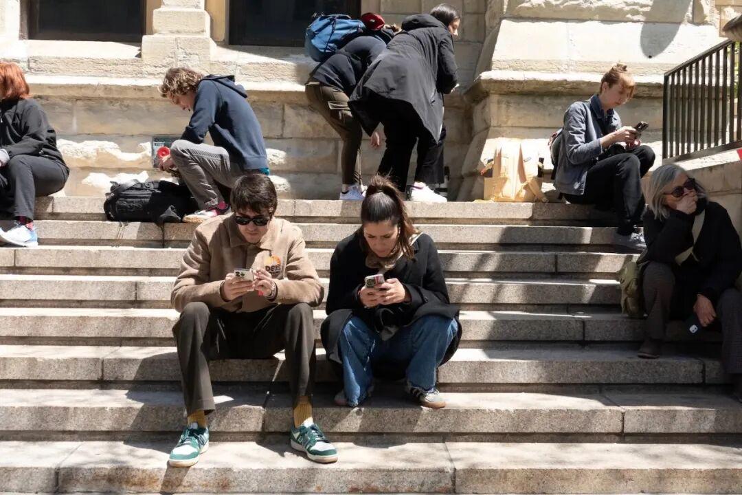 7d9a847fj00t6ucbv003td000u000k0m 哈佛民调:59% 美国年轻人视 AI 为就业威胁