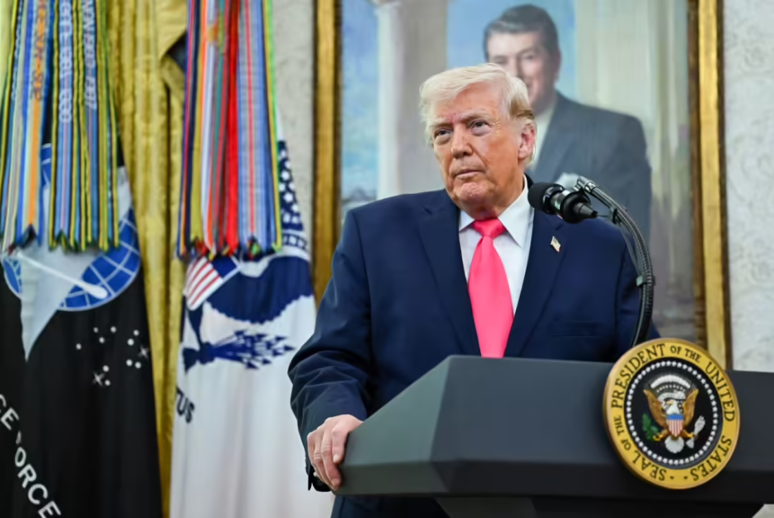 28addb79j00tchm1r00q0d000v900kxp 特朗普将任命黄仁勋、扎克伯格等为科技顾问,为 AI 政策提供建议