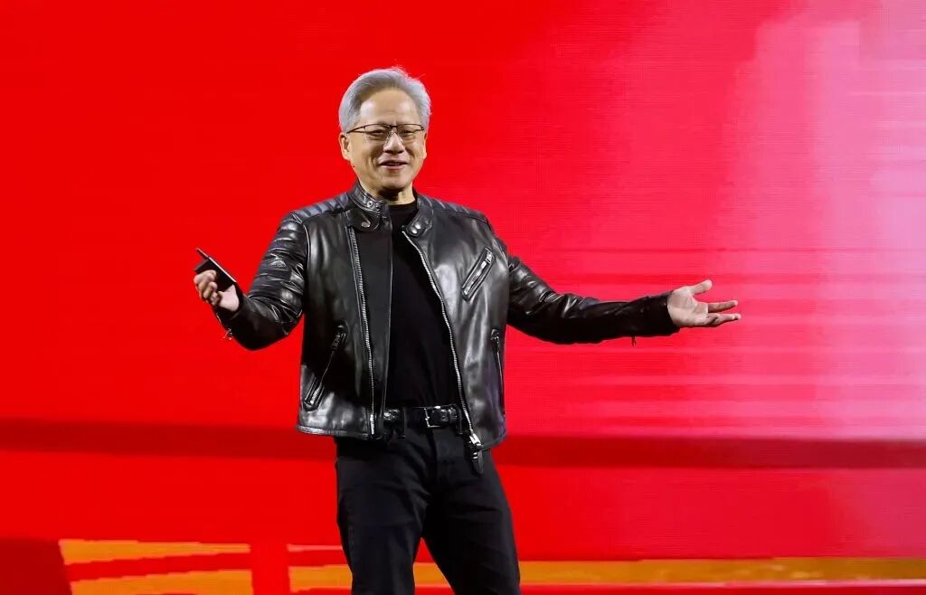 黄仁勋：AI 正在创造大量就业，「末日论」只会让人不敢用 AI