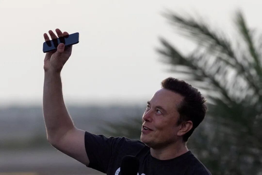 马斯克否认 SpaceX 研发 AI手机：相关原型机报道「完全错误」