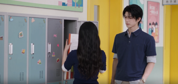 79258a6aj00tlngvf007ld000k8009lp AI提示词创作第八十三节: AI人物为什么总是演得太用力?教你写“反向表演”