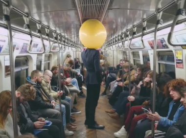 OpenAI 邀请艺术家们试用文生视频工具 Sora：气球脑袋、会飞的猪