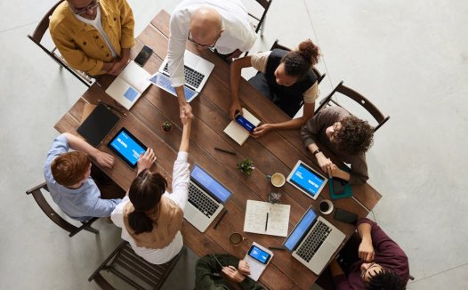 消息称 Meta 正积极开展 AI 人才战:候选人无需面试,小扎亲自“摇人”