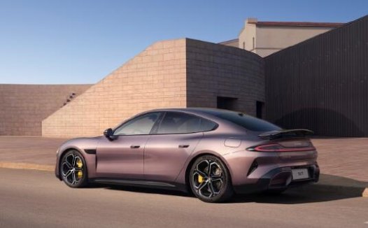 小米SU7搭载AI大模型:小爱同学秒识前车车型