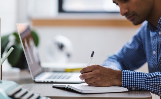 Omdia:预计今年 AI 笔记本电脑出货约 100 万台,2028 年将占笔记本出货总量约八成