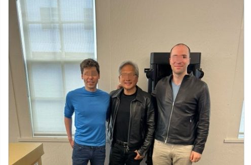 Nvidia CEO黄仁勋亲自向OpenAI交付第一台DGX H200