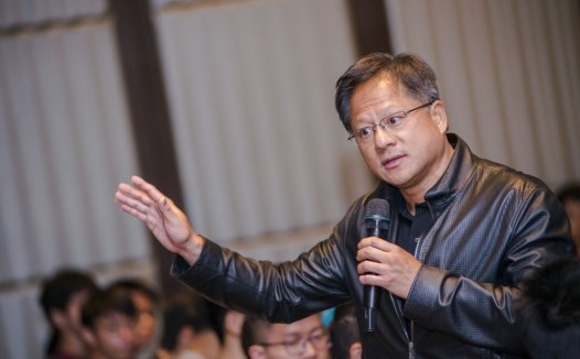 未来职场更“卷”,黄仁勋:“multi-shot”AI 具备超强推理能力,可视为“员工”