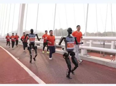 “天工”人形机器人亮相北京亦庄半马赛事,支持纯电驱拟人奔跑