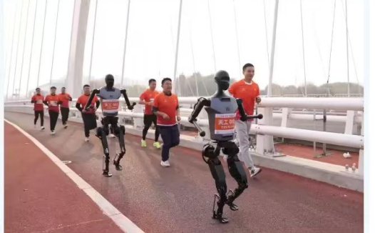 “天工”人形机器人亮相北京亦庄半马赛事，支持纯电驱拟人奔跑