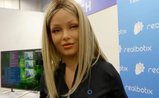 高度拟人化机器人 Aria 现身 CES 2025:可换脸、换发型,专为陪伴设计