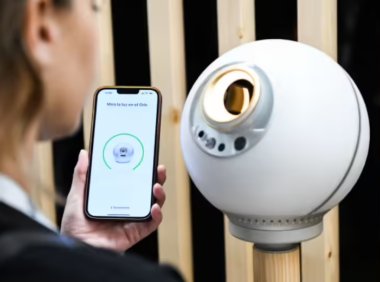 在 AI 时代如何证明你是人类，OpenAI 奥尔特曼推聊天应用 World 尝试虹膜识别