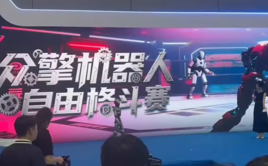 全球首个全尺寸“机甲拳王”格斗赛落地深圳，人形机器人将上台比武