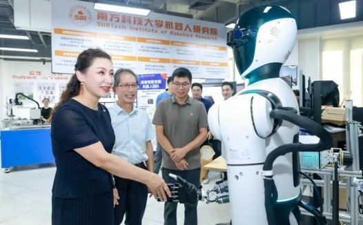 深圳首个完全由高校独立研发的人形机器人，南方科技大学“南科盘古”亮相