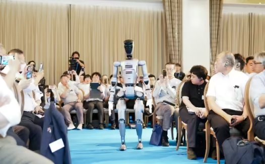 越疆科技批量交付全球首款“灵巧操作 + 直膝行走”具身智能人形机器人 Atom