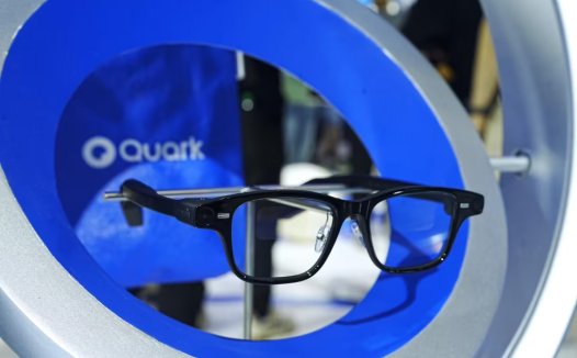 阿里首款自研夸克 AI 眼镜亮相，内置支付宝“看一下支付”