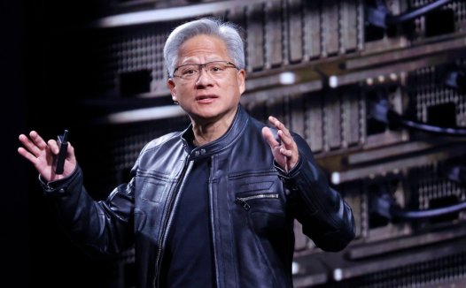 英伟达 CEO 黄仁勋谈 AI 工具个人使用体验:视其为“思考伙伴”,日常混用多个系统