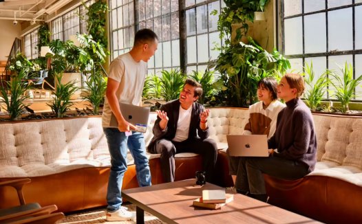 OpenAI 招募逾百名前投行人士训练 AI,目标干掉初级银行从业者的重复活