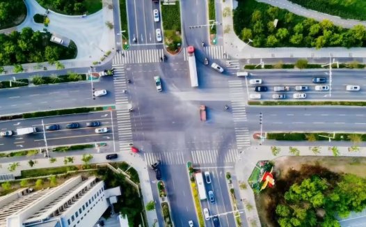 红绿灯用上 AI:根据车流量、行人过街调整时长,雄安新区已落地