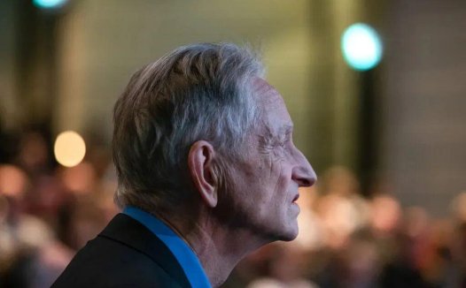 AI 教父：明年 AI 将取代更多岗位，软件工程项目「将几乎不再需要人类参与」