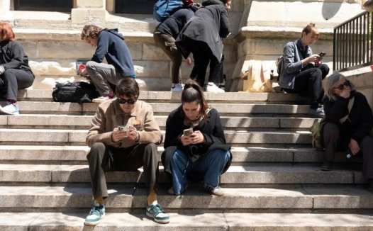 哈佛民调:59% 美国年轻人视 AI 为就业威胁