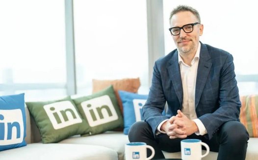 LinkedIn CEO：AI 时代「五年职业规划」已过时，短期学习更有效