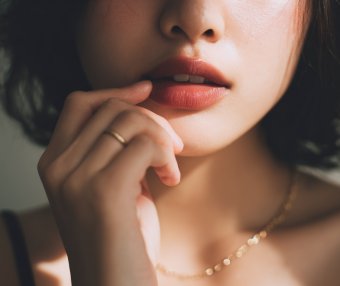 Midjourney提示词,分享16个人物动作摄影提示词指令