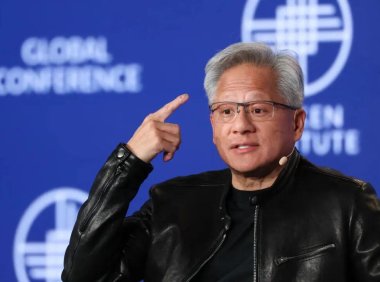黄仁勋:AI 时代学什么不重要,讲故事、创造力才重要