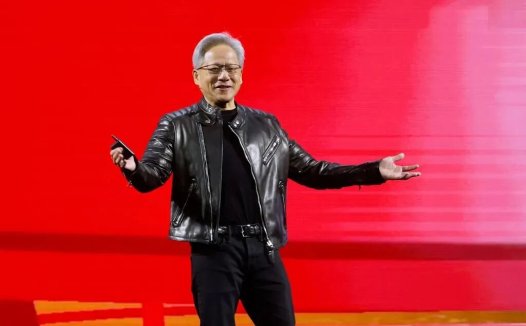 黄仁勋：AI 正在创造大量就业，「末日论」只会让人不敢用 AI