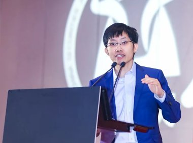 DeepSeek 创始人梁文锋成为身家最高的 AI 模型创始人