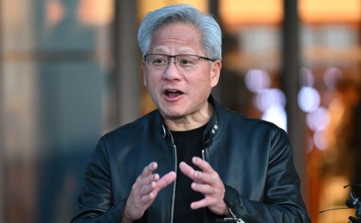 黄仁勋：英伟达工程师现在更愿意构建 AI 智能体，而不是写代码
