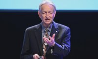 “AI 教父”辛顿提议 AI 行业建立 FDA 式审批机制:模型推出前需通过安全审核