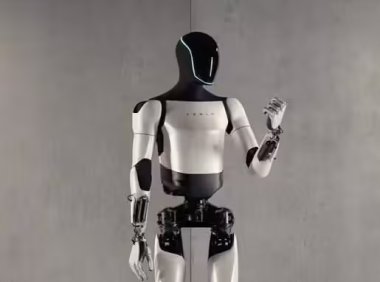 特斯拉开始生产 Optimus 人形机器人，马斯克称达周产 2 万台仍需约一年甚至更久
