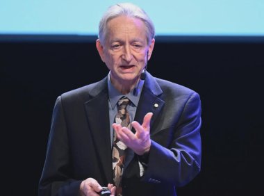 “AI 教父”辛顿提议 AI 行业建立 FDA 式审批机制:模型推出前需通过安全审核